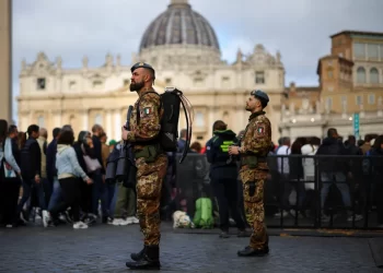 Un funeral sencillo… con misiles y líderes mundiales