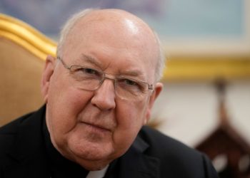 Cardenal Kevin Farrell liderará la elección del nuevo Papa