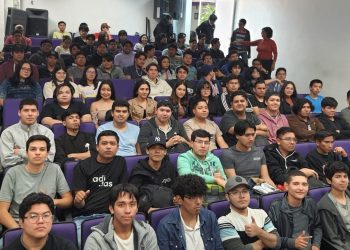 Especialista en mecatrónica imparte conferencia sobre brazos robóticos en la UPV