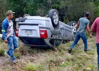 Tragedia en carretera: muere mujer en volcadura
