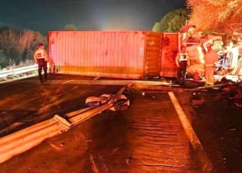 Nuevo León: tráiler vuelca y cierra la Carretera Nacional