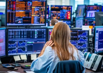 Lunes negro en los mercados; guerra comercial de Trump desata caídas por temor a recesión 