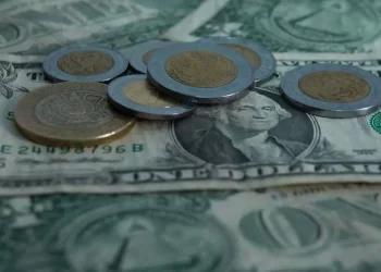 Tipo de cambio pasa la barrera de 21 pesos por dólar 