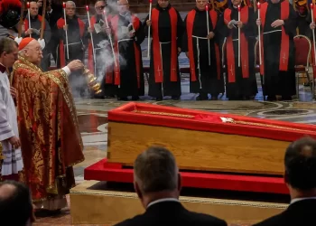 Féretro con el cuerpo del Papa Francisco llega a la Basílica de San Pedro