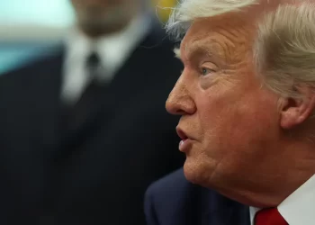 Trump dice que aranceles del 25% a autos fabricados en Canadá pueden subir