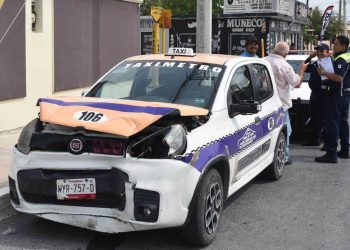 Arbusto provoca choque entre taxi y camioneta