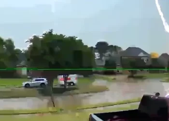 Rayo impacta vivienda en Texas y desata incendio