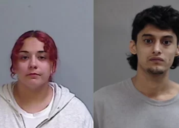 Pareja es acusada de agredir con gas pimienta a un adulto mayor