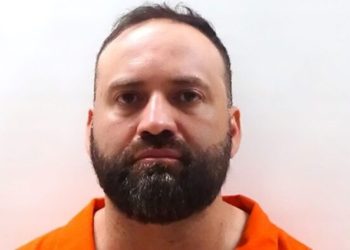 Maestro es arrestado por relación inapropiada con estudiante