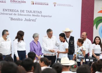 Atestigua Américo entrega de becas y destaca apoyo de la presidenta Claudia