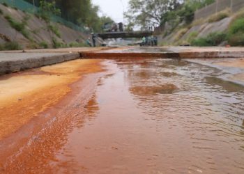 Nuevo León: Clausura parcial a planta de Ternium tras derrame químico en arroyo
