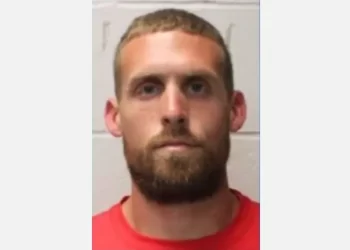 Arrestan a entrenador por enviar video pornográfico a menor