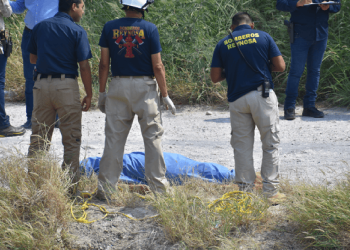 Muere mujer al caer con su camioneta al canal Rodhe