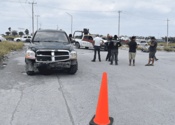 Familia herida tras ser embestida por camioneta en cruce vial