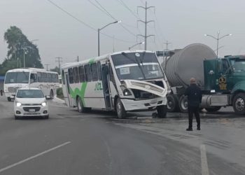 Seis pasajeros lesionados tras choque entre tráiler y microbús