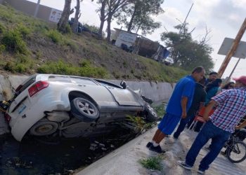 Mujer resulta lesionada al caer vehículo a canal de desagüe en Reynosa