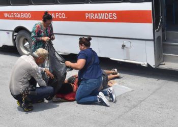 Joven queda inconsciente tras caer de un microbús en movimiento