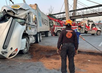 Tráiler vuelca y causa caos vial en San Nicolás
