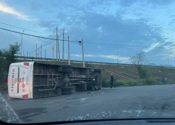 Vuelca camión de personal en Escobedo y deja 20 heridos