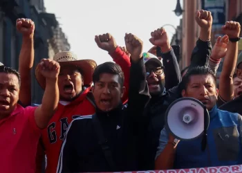CNTE madruga seguridad de Palacio Nacional y toma accesos