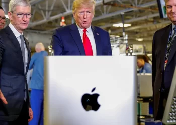 Trump amenaza a Apple con arancel de 25% si no fabrica los iPhones en EU