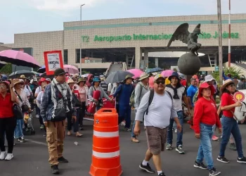Caos en AICM: maestros de la CNTE retiran bloqueo tras más de seis horas