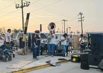 Por segundo día, bloquean crucería Reynosa-Pharr para exigir localizar con vida a músicos de Grupo Fugitivo