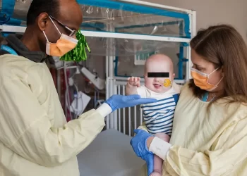 Bebé con enfermedad rara recibe primera terapia genética personalizada