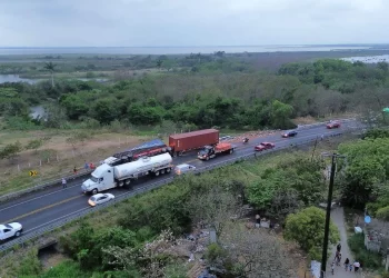 Volcadura de tráiler en el Libramiento Poniente de Tampico: hay un herido