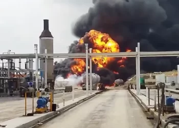 Incendio en empresa de combustibles moviliza a cuerpos de emergencia en Cadereyta