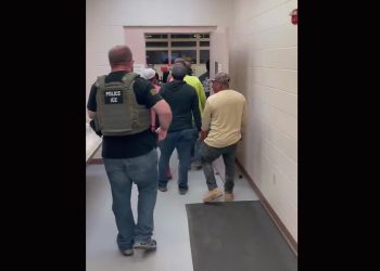 ICE detiene a 11 migrantes en obra de construcción