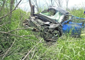 Aparatosa volcadura en Valle Hermoso termina con vehículo abandonado