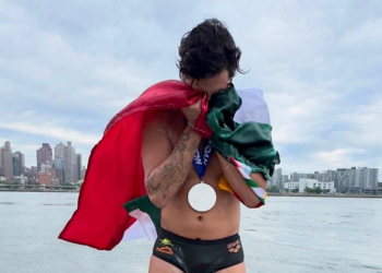 David Olvera impone récord mundial en la vuelta más rápida nadando a Manhattan