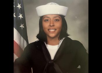 Regresan a Texas restos de marinera hallada muerta en Virginia