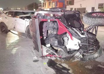 Conduce a exceso de velocidad y vuelca su vehículo en Reynosa