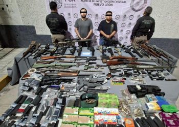 Detienen a tres y aseguran arsenal en Monterrey