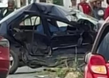 Muere mujer prensada tras fuerte choque en Escobedo