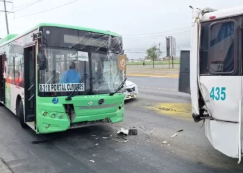 Choque entre camiones moviliza a cuerpos de emergencia en García