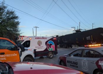 Camión intenta ganarle al tren y provoca choque en García, NL