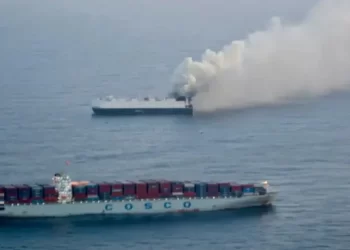 Naufraga buque con 3,000 autos en aguas internacionales