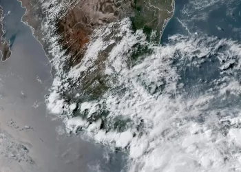 Erick se convierte en un poderoso huracán 3 en su avance hacia México