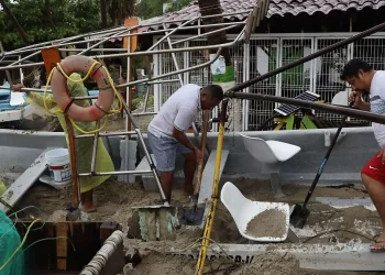 Huracán Erick azota Oaxaca con deslaves e inundaciones