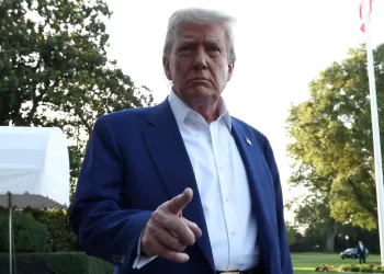 Trump critica a Israel por bombardear Irán tras acuerdo de alto el fuego: No lancen esas bombas 