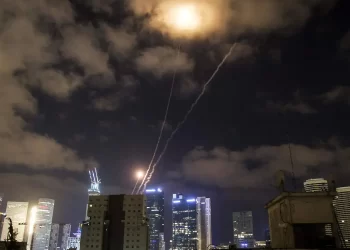 Domingo de oleada de ataques iraníes contra Israel deja tres muertos y al menos 67 heridos