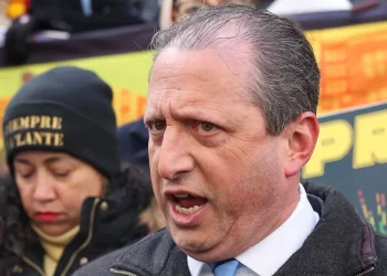 Detienen al contralor de Nueva York en tribunal de inmigración