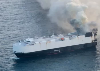 Incendio en altamar: barco con autos eléctricos rumbo a México se consume en el Pacífico