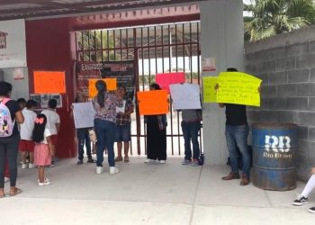 Bloquean escuela en Río Bravo por acusaciones de maltrato docente