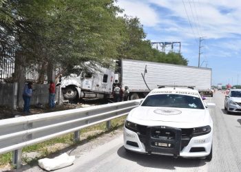Tráiler embiste pensión tras persecución en Reynosa