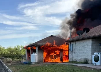 Bomberos de Los Fresnos evitan que incendio de vehículo alcance una vivienda