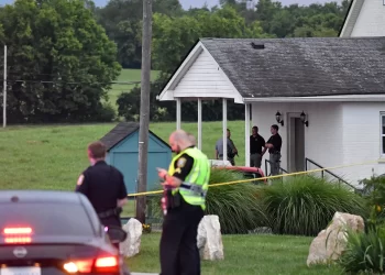 Dos mujeres mueren en tiroteo en iglesia de Kentucky; policía abate al sospechoso